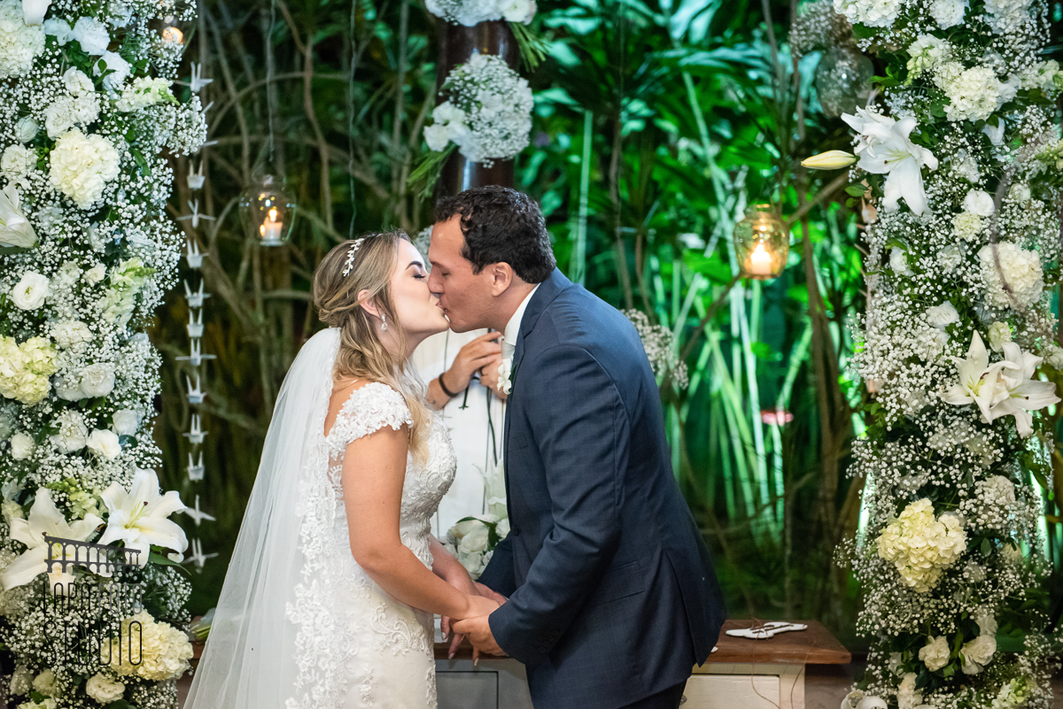 Primeiro beijo dos noivos após cerimônia de casamento no espaço Paradisus