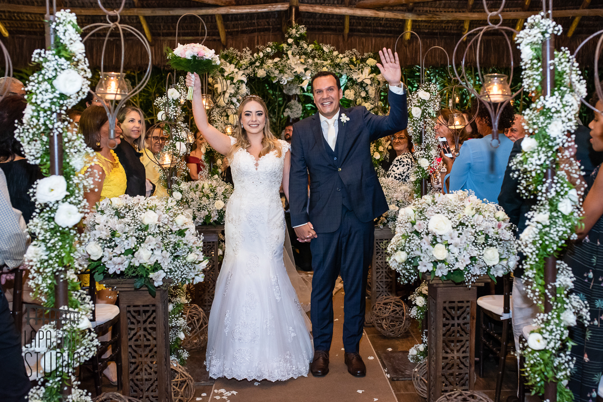 Noivos comemoram na saída da cerimônia de casamento no espaço Paradisus