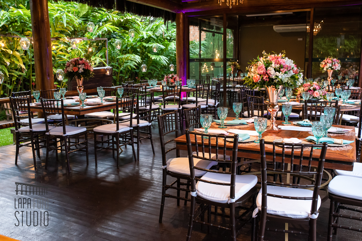 Mesas de convidados decoradas para recepção de casamento no espaço Paradisus