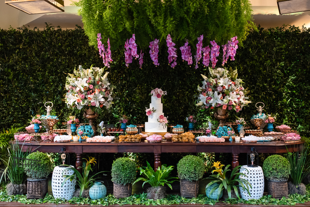 Mesa do bolo pronta para festa de casamento no espaço Paradisus