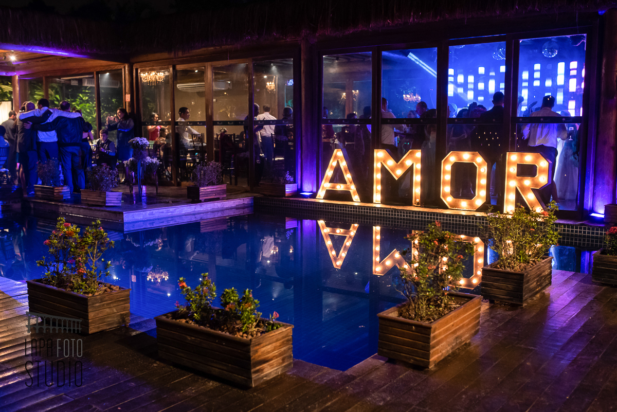 Piscina do espaço Paradisus decorada para festa de casamento
