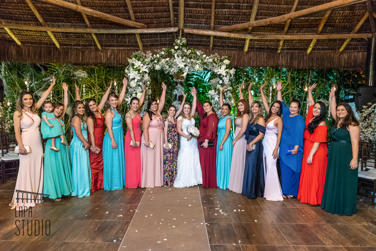 Noiva com as madrinhas após cerimônia de casamento no Espaço Paradisus