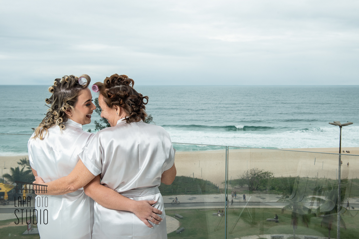 Carinho da noiva com sua mãe em seu making of no Hotel CDesign Barra