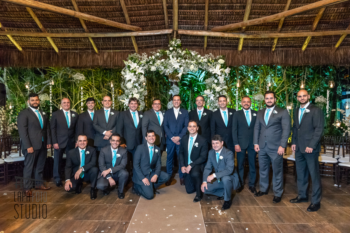 Noivo com os padrinhos após cerimônia de casamento no Espaço Paradisus