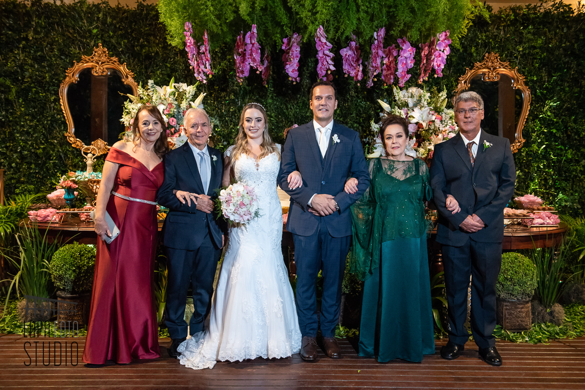 Noivos com seus pais na sessão de fotos pós casamento no espaço Paradisus