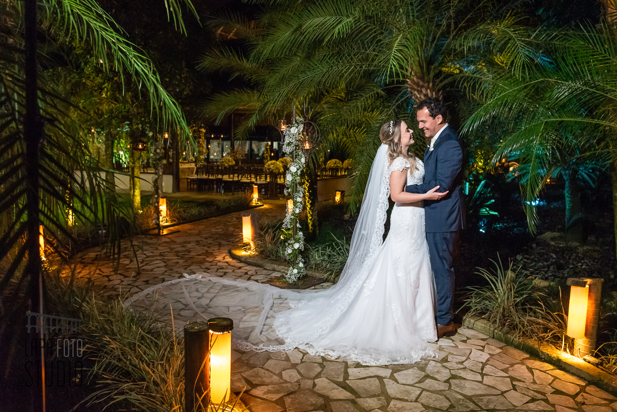 Noivos se abraçam durante ensaio pós casamento no espaço Paradisus