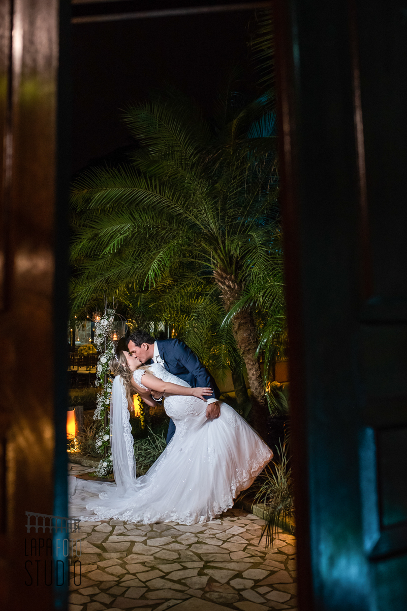 Noivo beija e noiva durante ensaio do casal no espaço Paradisus