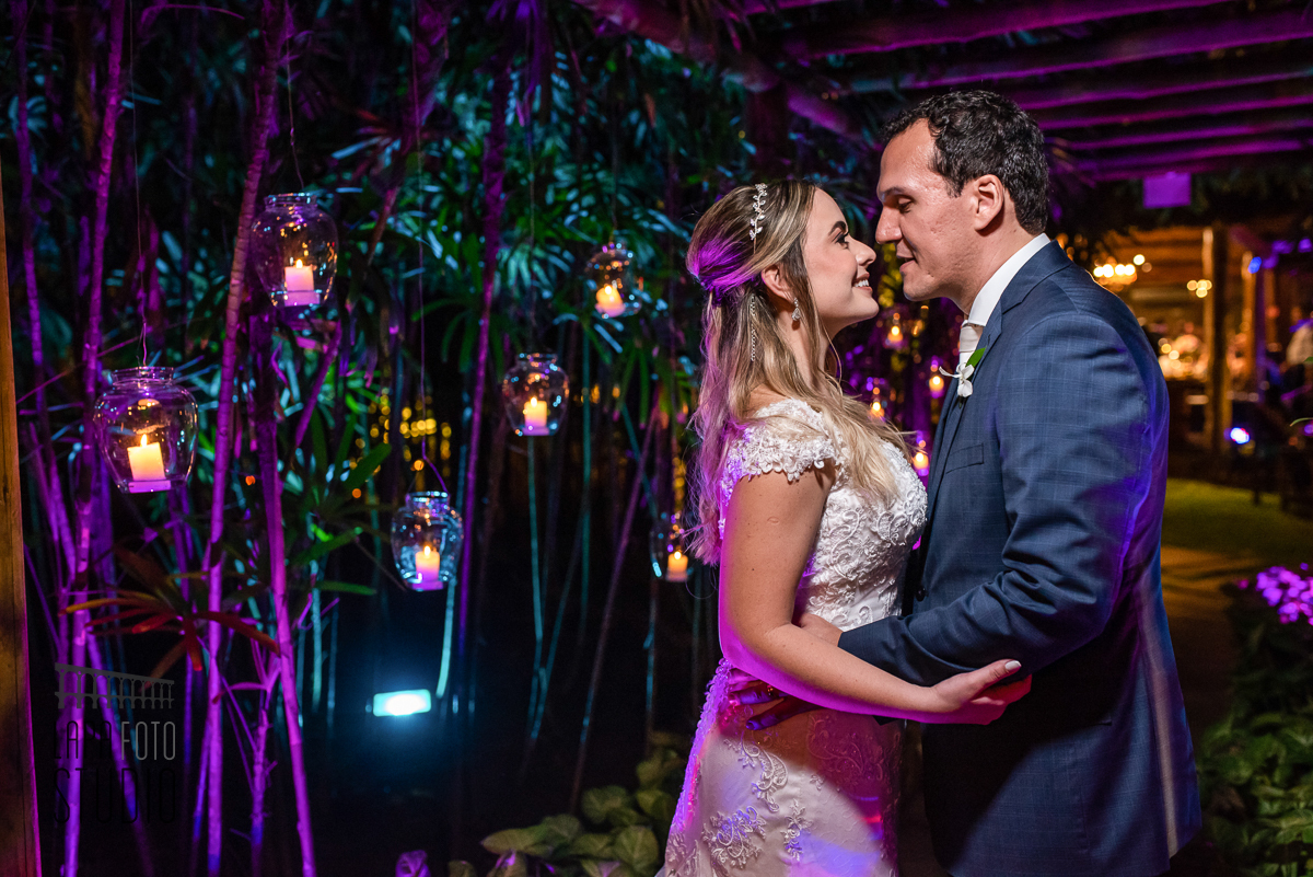 Noivos trocam olhares bem de perto no ensaio do casal pós cerimônia de casamento