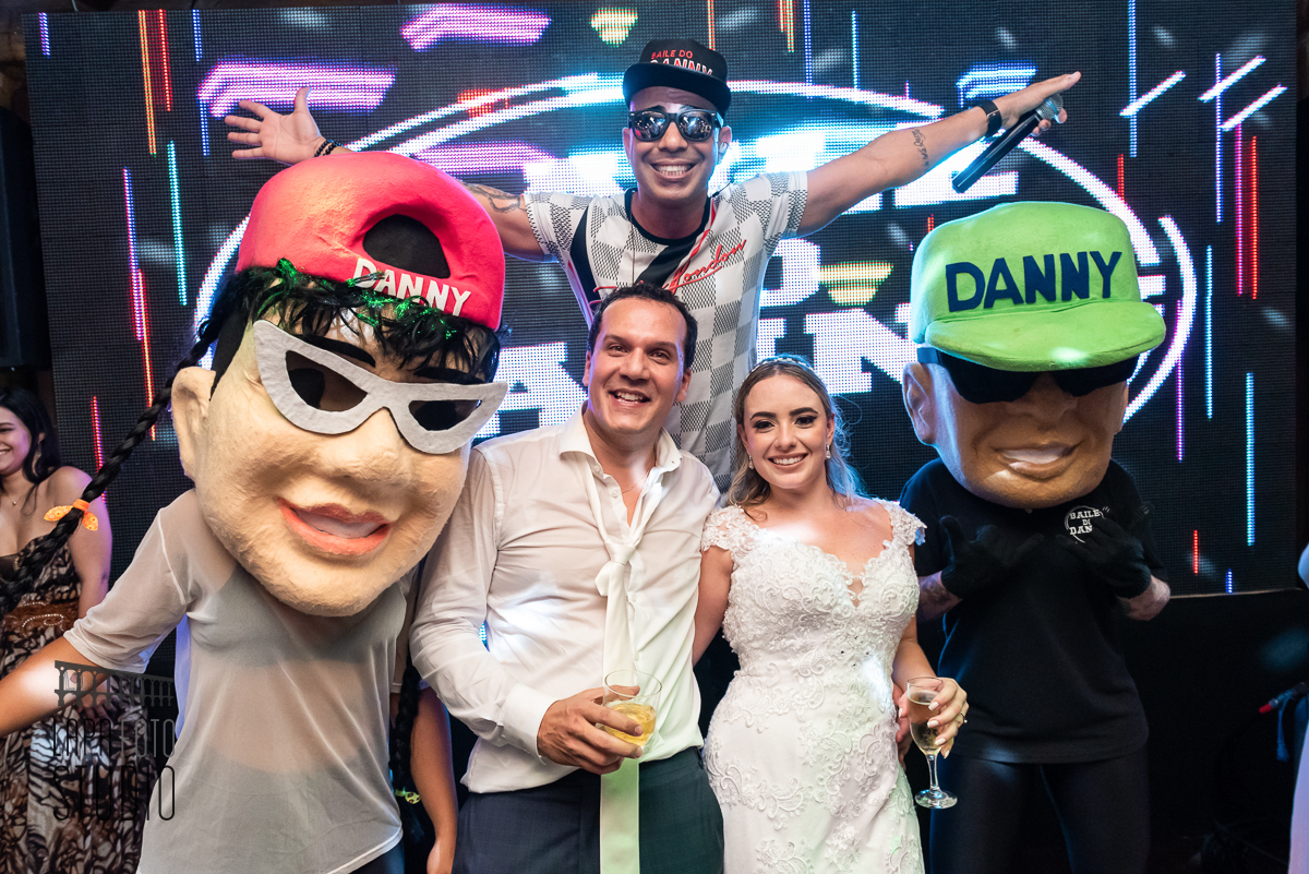 Noivos com o baile do Danny na festa de casamento no espaço Paradisus