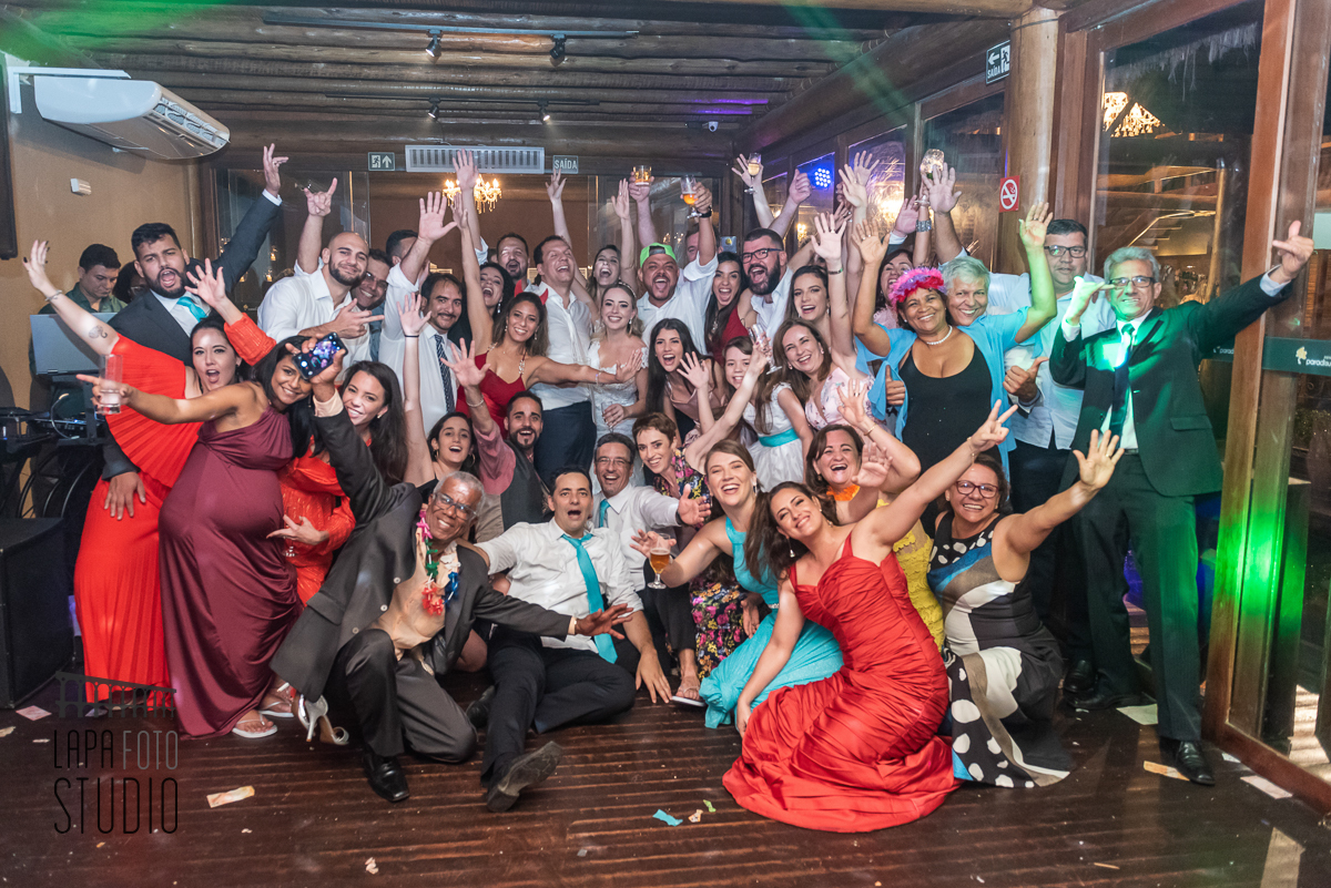 Noivos comemoram com seus convidados na pista de dança do casamento no espaço Paradisus