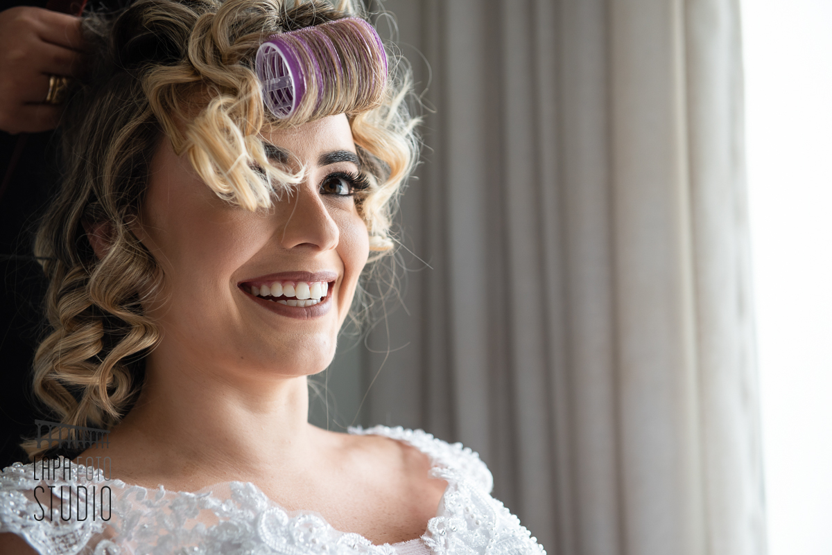 Noiva sorridente se preparando para o casamento no making of no hotel c design barra