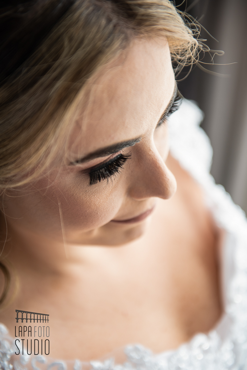 Close dos cílios da noiva em seu making of no hotel cdesign barra