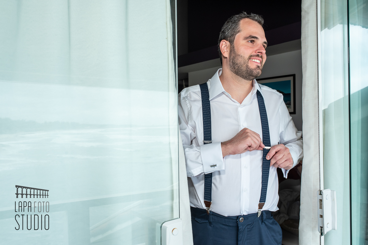 Noivo sorri na varanda do Le Relais Marambaia no seu making of