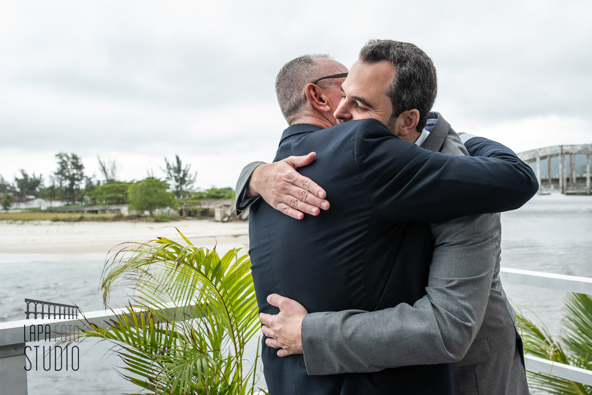 Noivo abraça seu pai no making of no Le Relais Marambaia