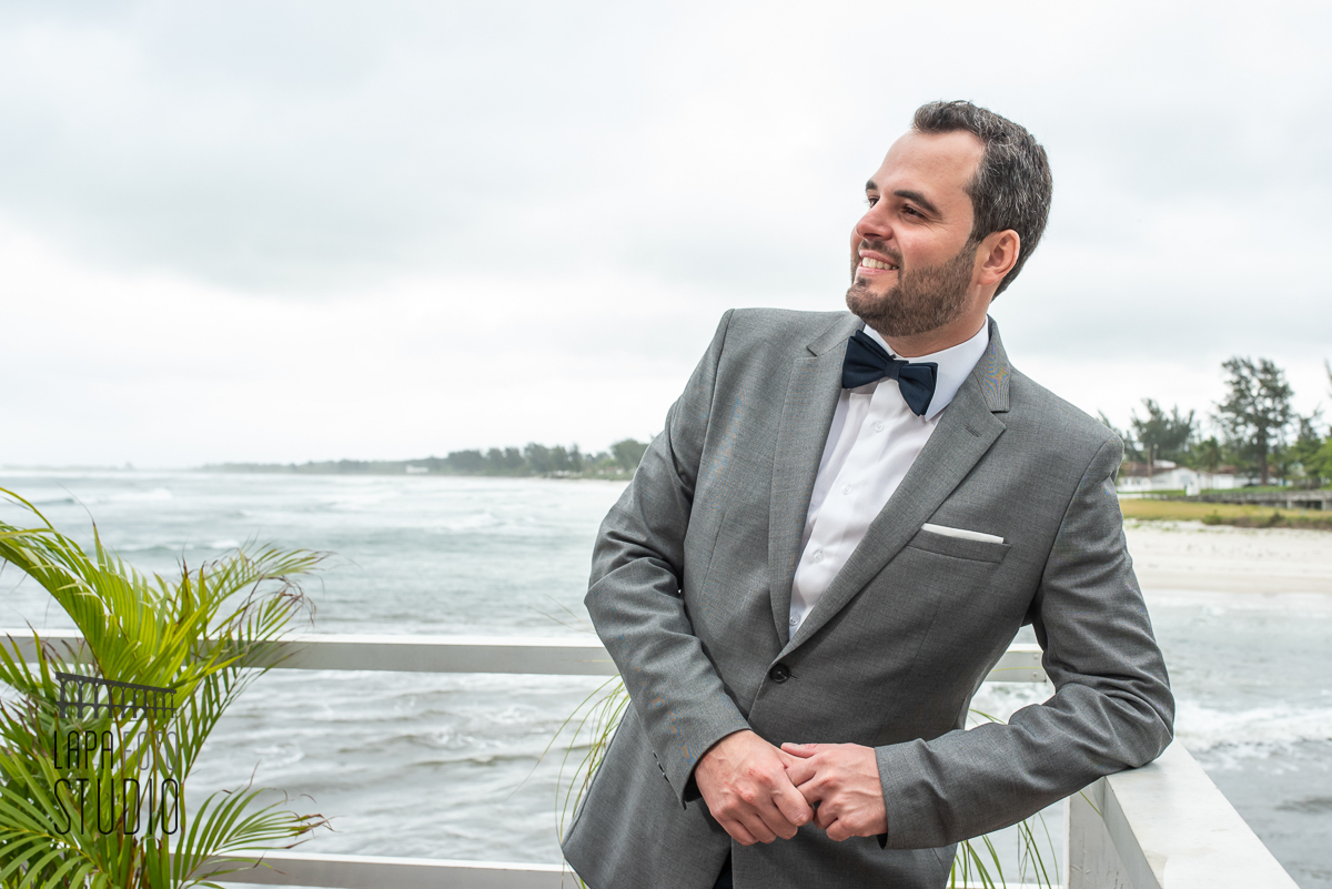 Noivo sorri alegre no seu making of no Le Relais Marambaia