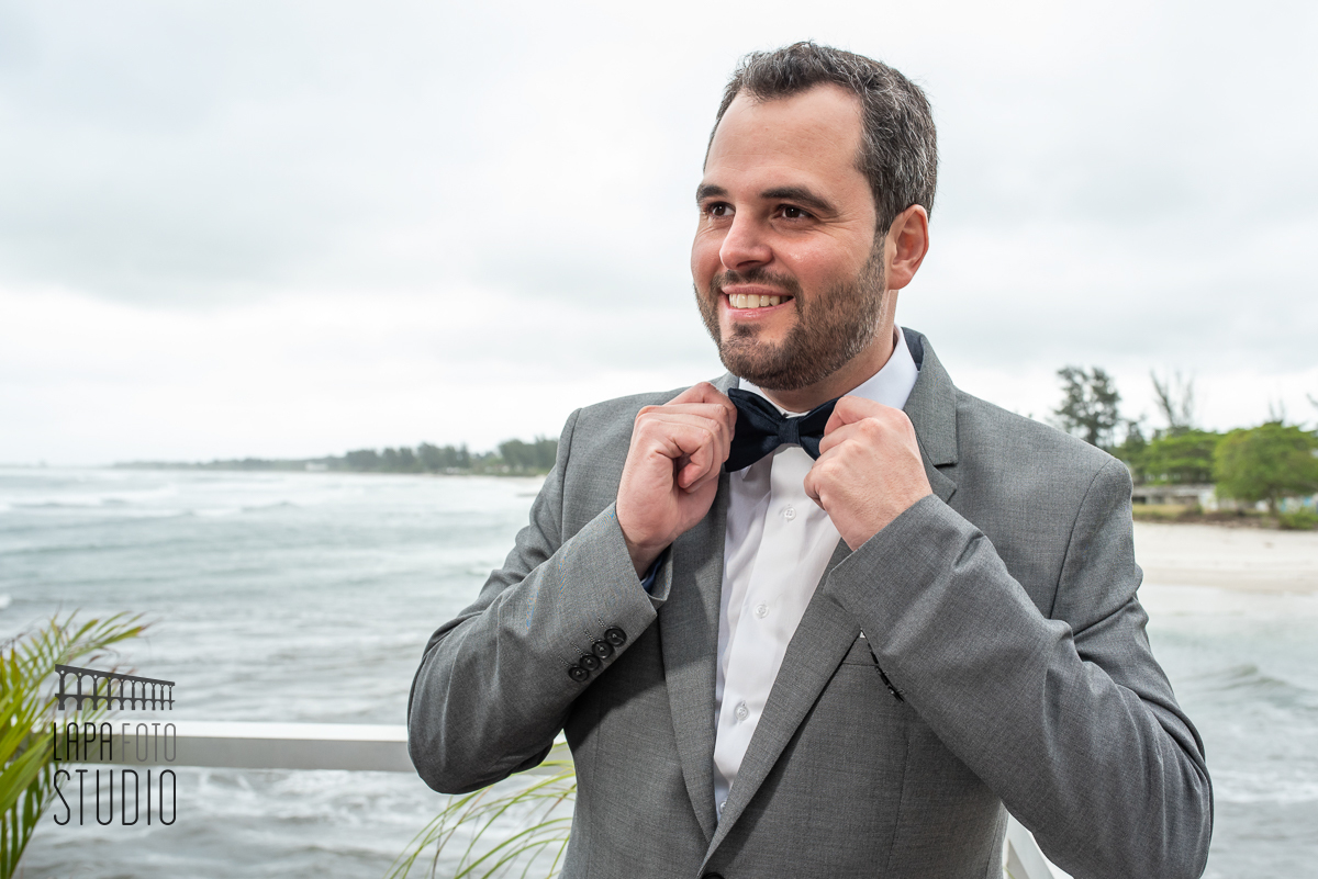 Noivo ajeita sua gravata no making of no Le Relais Marambaia