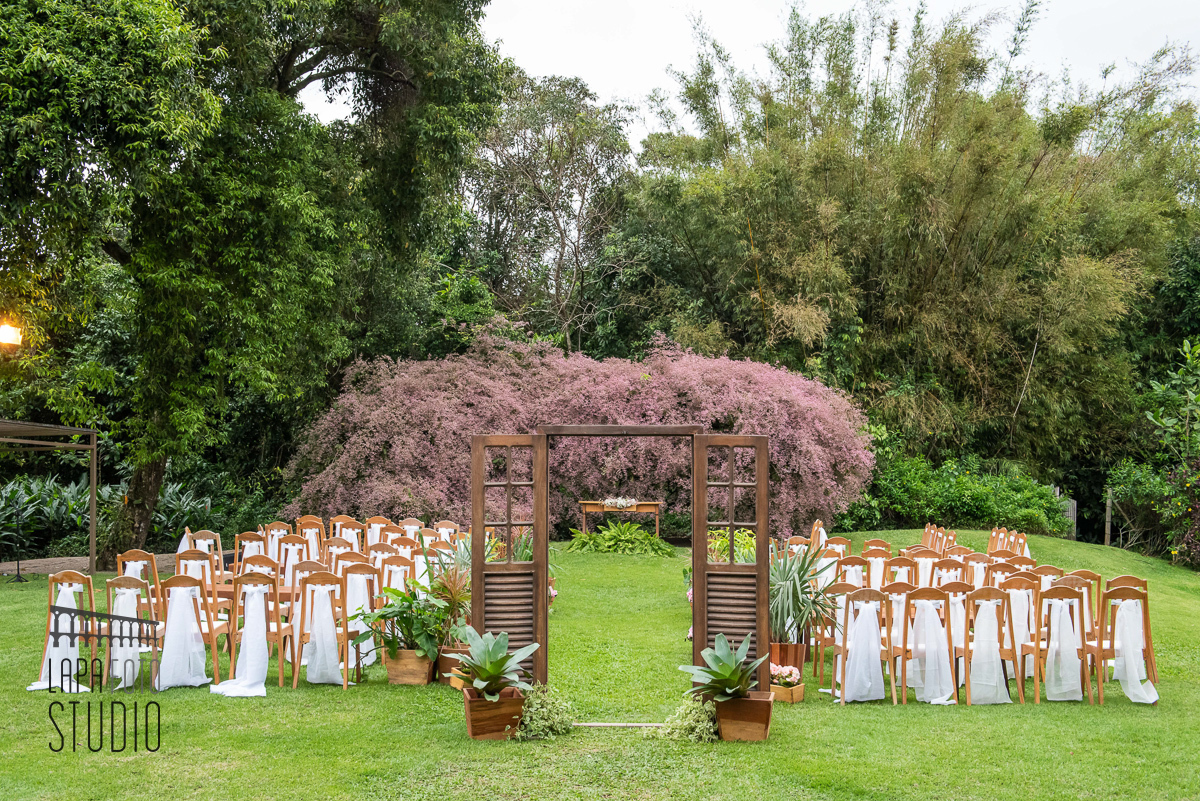Jardim decorado para cerimônia de casamento em área externa no Meio do Mato Eventos