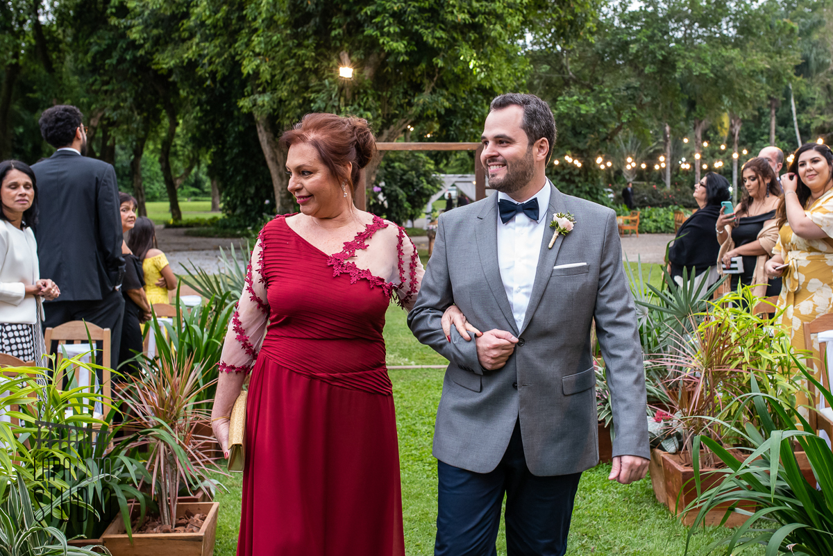 Entrada do noivo com sua mãe na cerimônia de casamento no Meio do Mato Eventos