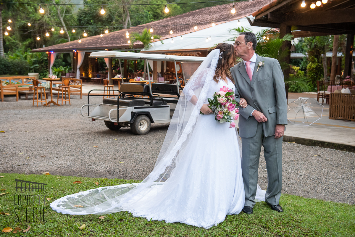 Pai beija a testa da noiva antes de sua entrada na cerimônia de casamento no Meio do Mato Eventos