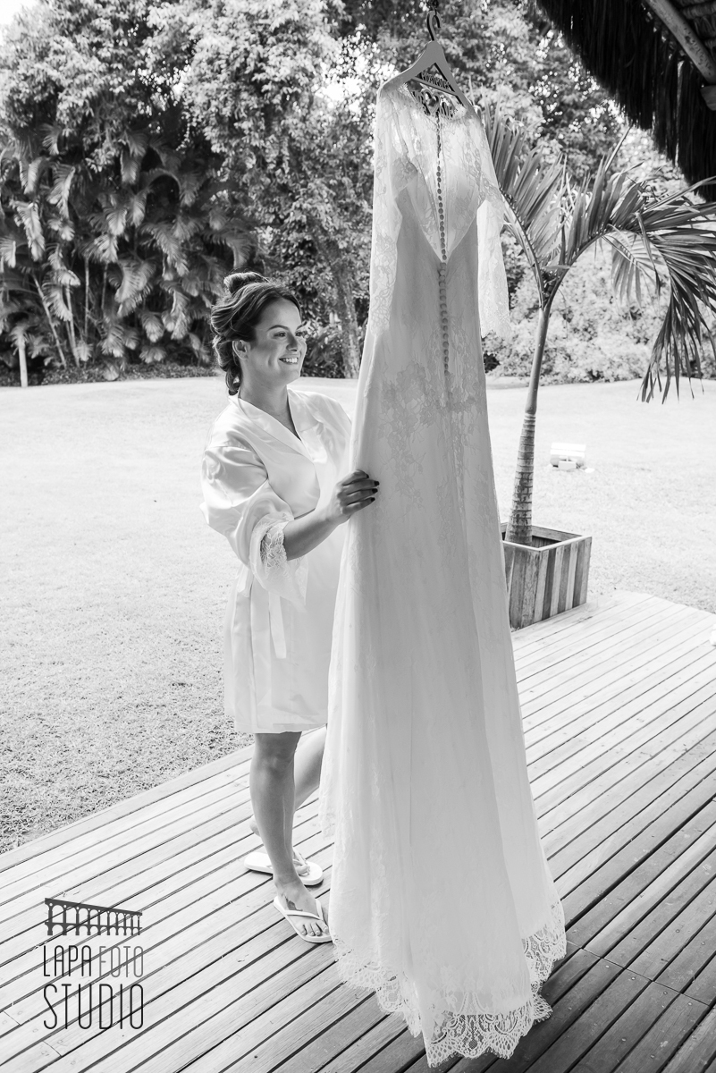 Foto em preto e branco da noiva com seu vestido no sitio Meio do Mato