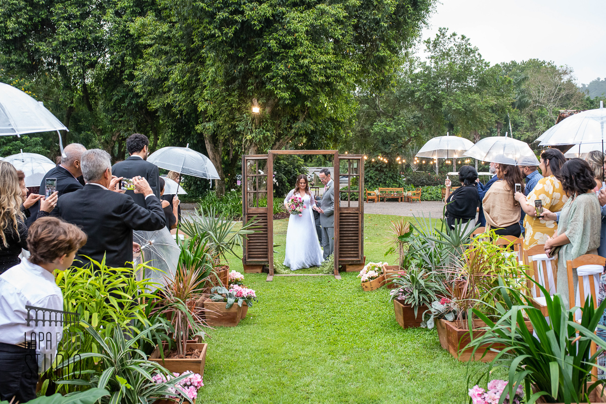 Noiva entrando com seu pai na cerimônia de casamento no Meio do Mato Eventos