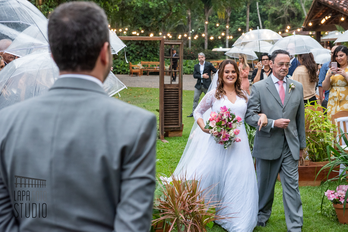 Visão do noivo na entrada da noiva na cerimônia de casamento no Meio do Mato Eventos