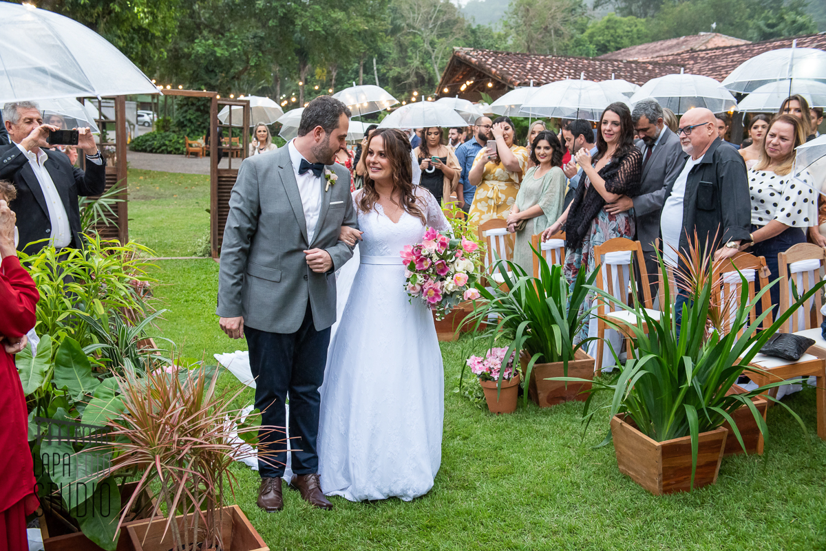Noivo olha para a noiva pela primeira vez na cerimônia de casamento no Sitio Meio do Mato