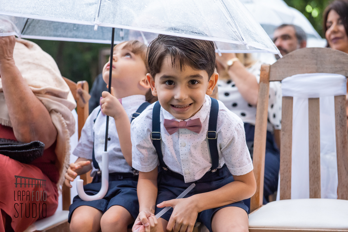 Pajem sorrindo durante na cerimônia de casamento no Meio do Mato Eventos