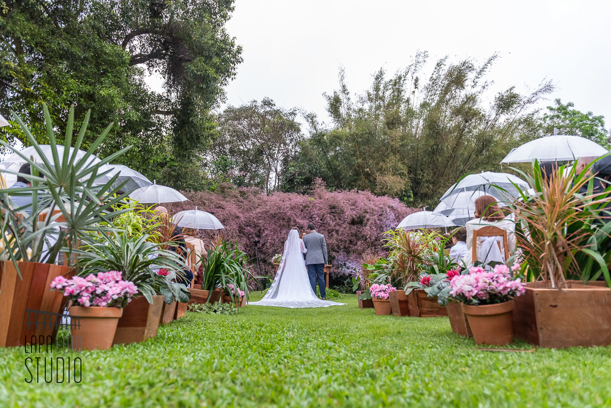 Panorâmica dos noivos de costas na cerimônia de casamento no Meio do Mato Eventos