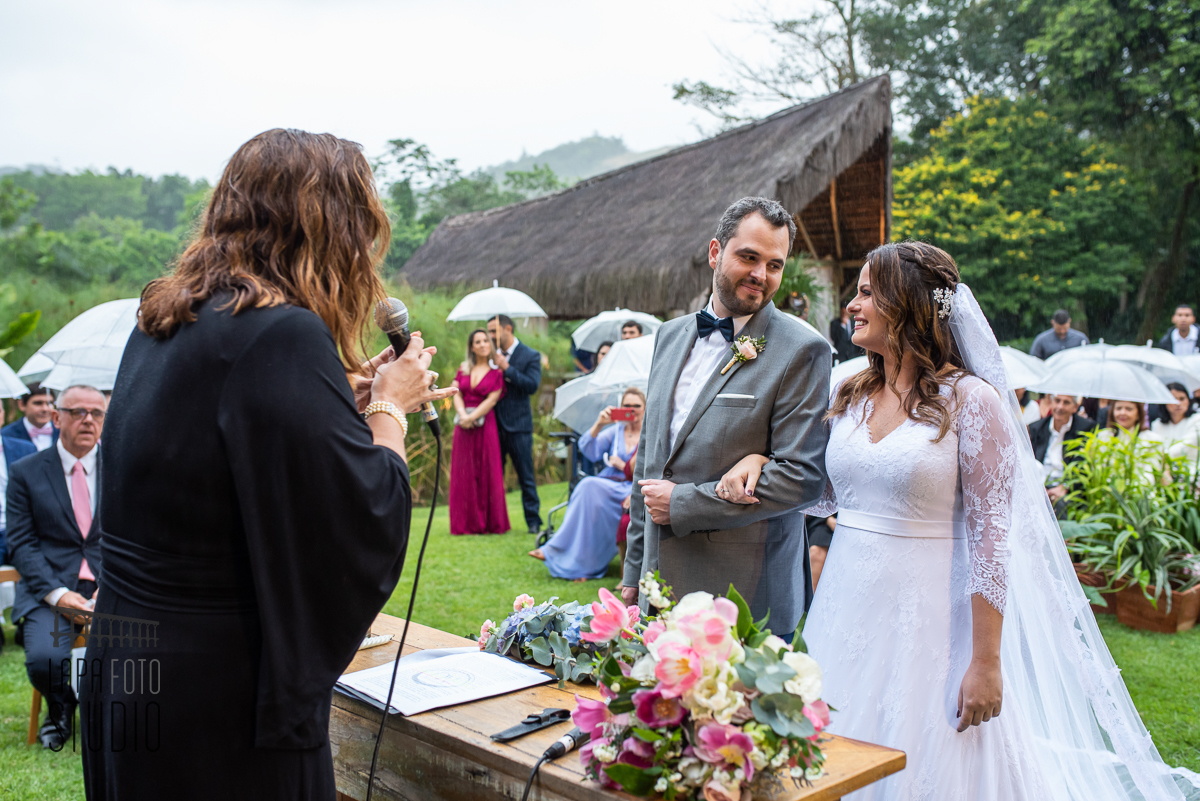 Troca de olhares dos noivos no altar da cerimônia de casamento no Meio do Mato Eventos