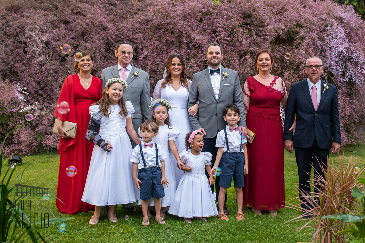 Foto posada da família no altar após cerimônia de casamento no Meio do Mato Eventos
