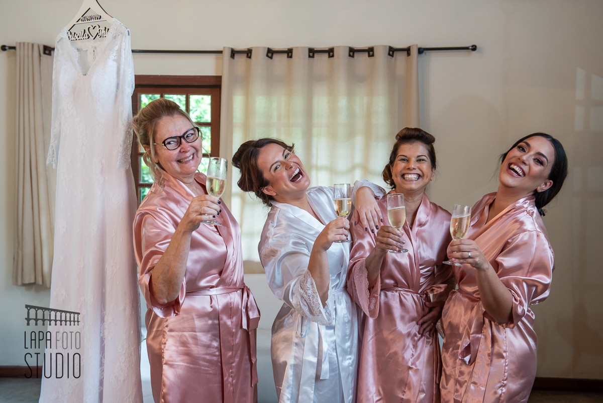 Noiva brinda com mãe e madrinhas no making of no meio do mato eventos