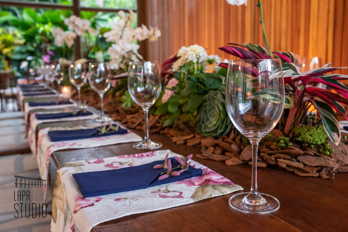 Decoração da mesa de convidados para casamento no Meio do Mato Eventos