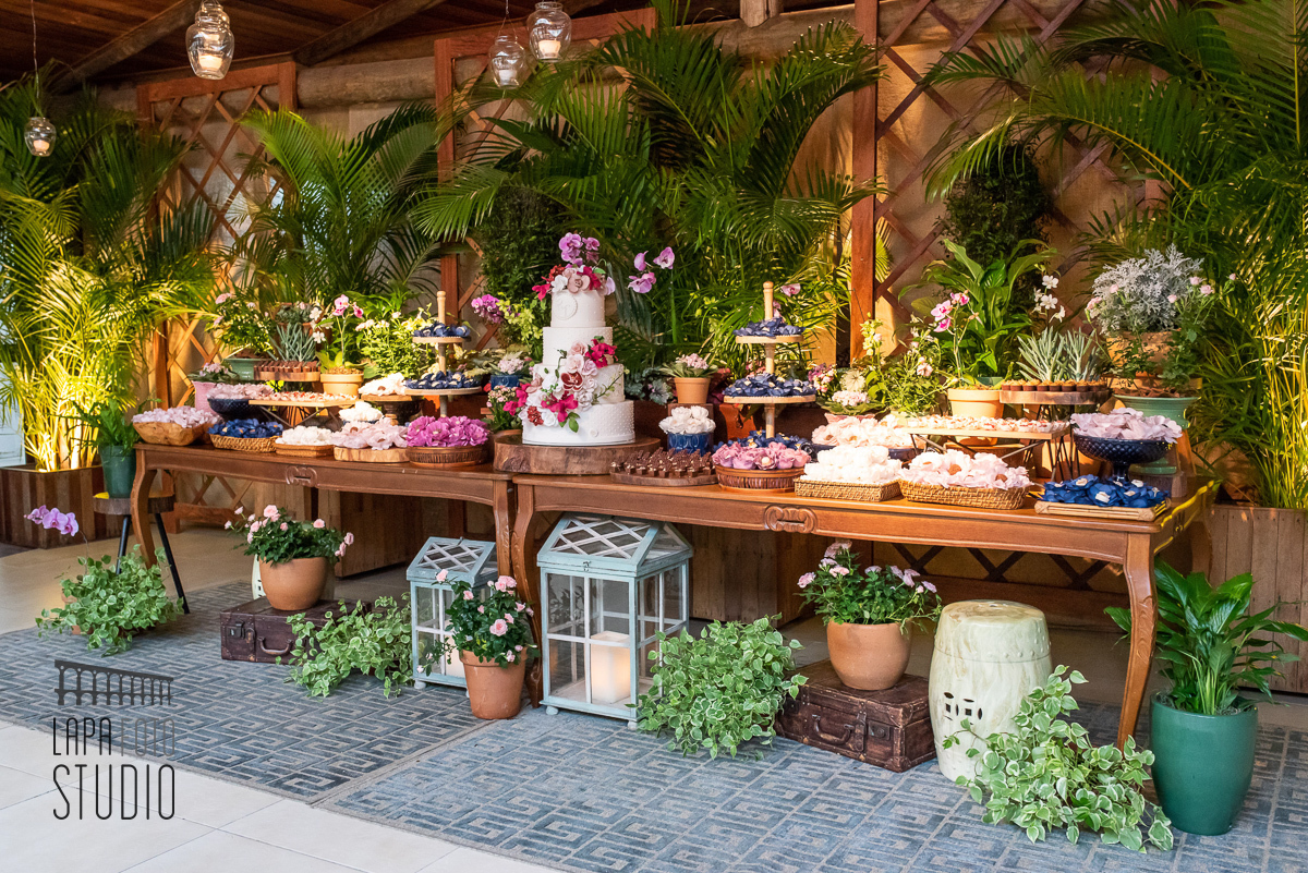 Decoração da mesa de bolo e doces no casamento no Meio do Mato Eventos