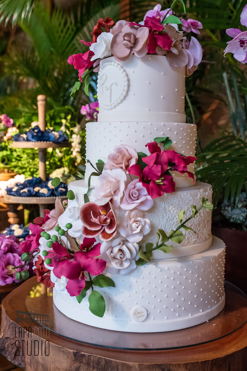 Bolo do Casal Garcia no casamento no Meio do Mato Eventos
