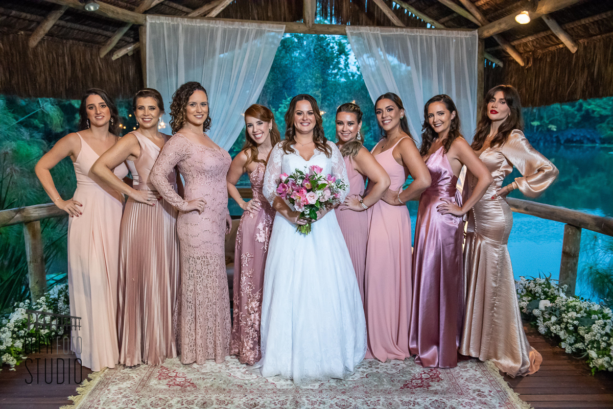 Noiva com as madrinhas na sessão de fotos do casamento no Meio do Mato Eventos