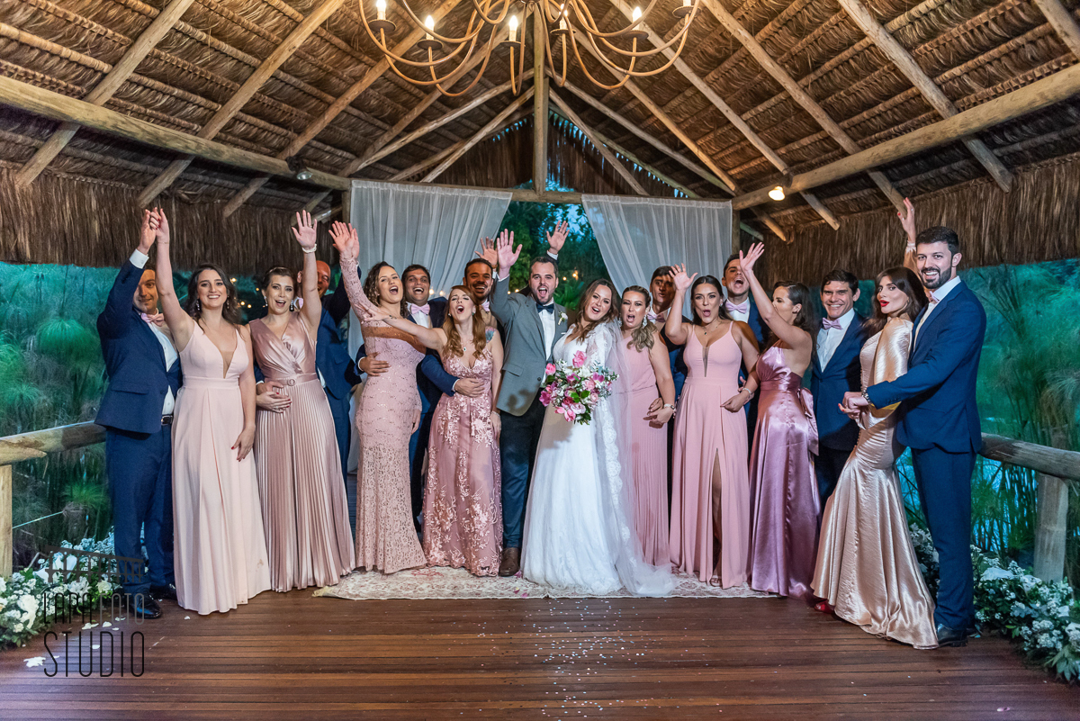 Noivos com madrinhas a padrinhos no casamento no Sítio Meio do Mato 