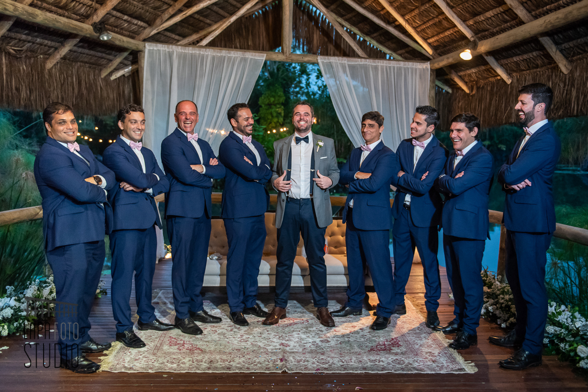 Noivo com parinhos na sessão de fotos no casamento no Meio do Mato Eventos