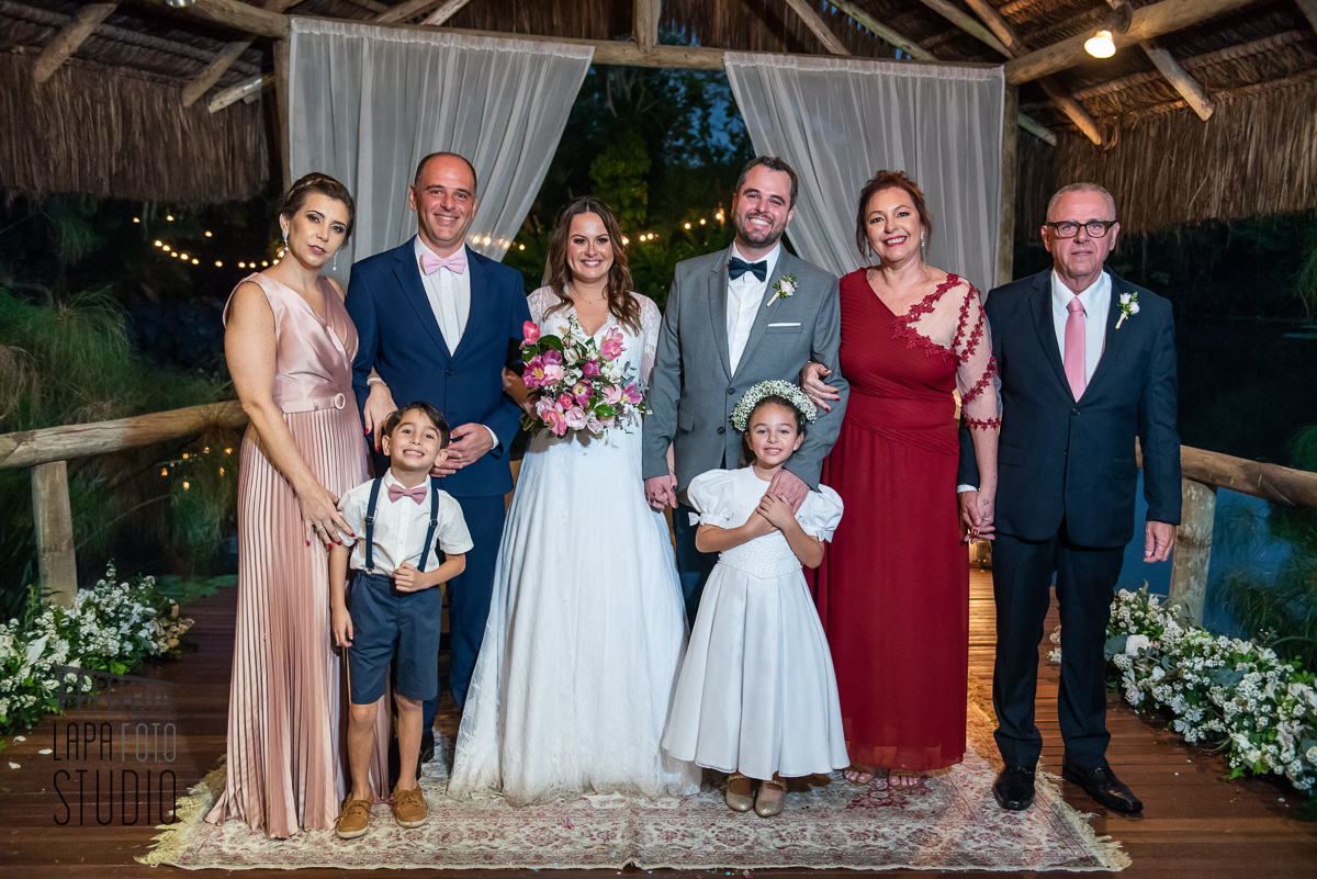 Noivos com seus pais na sessão de fotos após o casamento no Meio do Mato Eventos