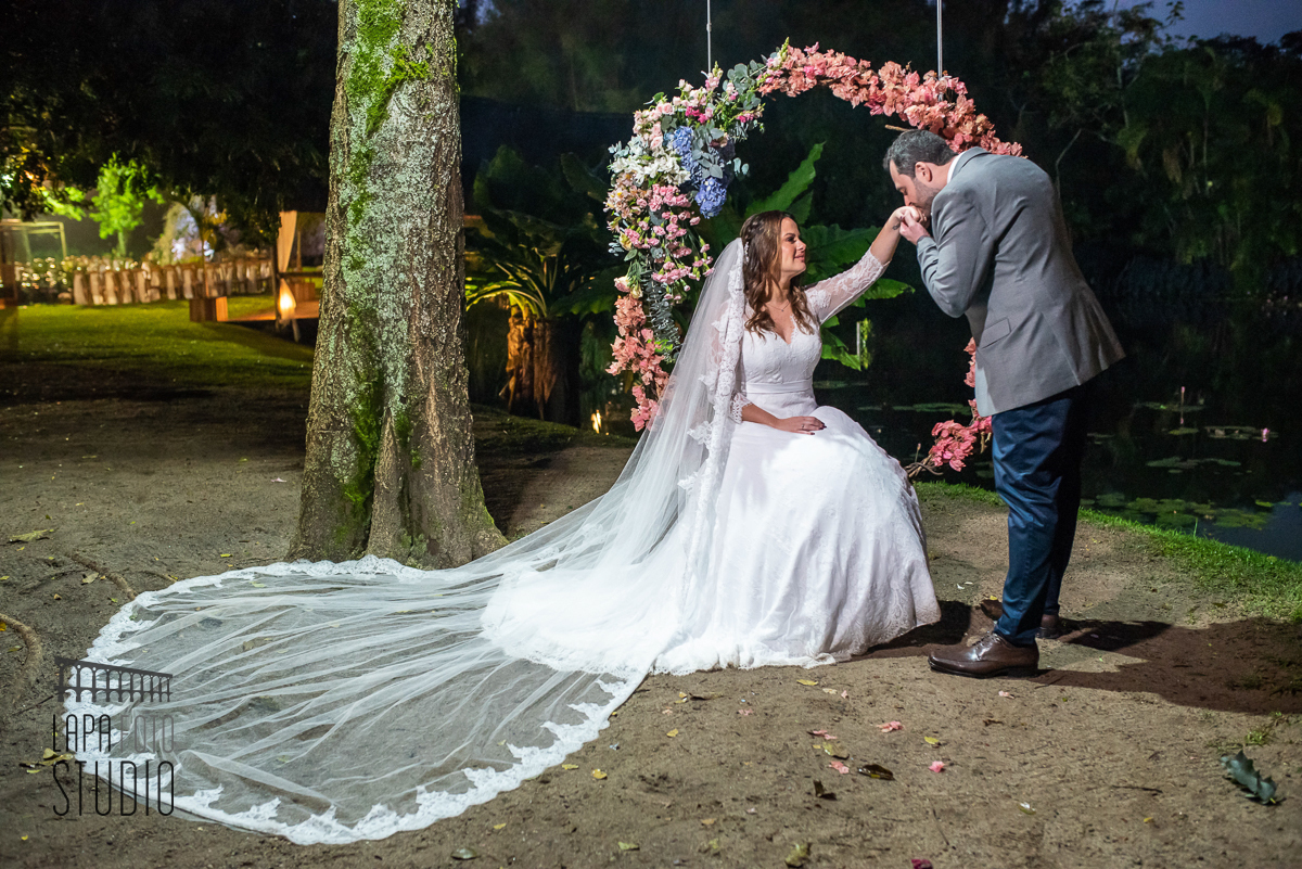 Ensaio dos noivos no dia do casamento no Meio do Mato Eventos