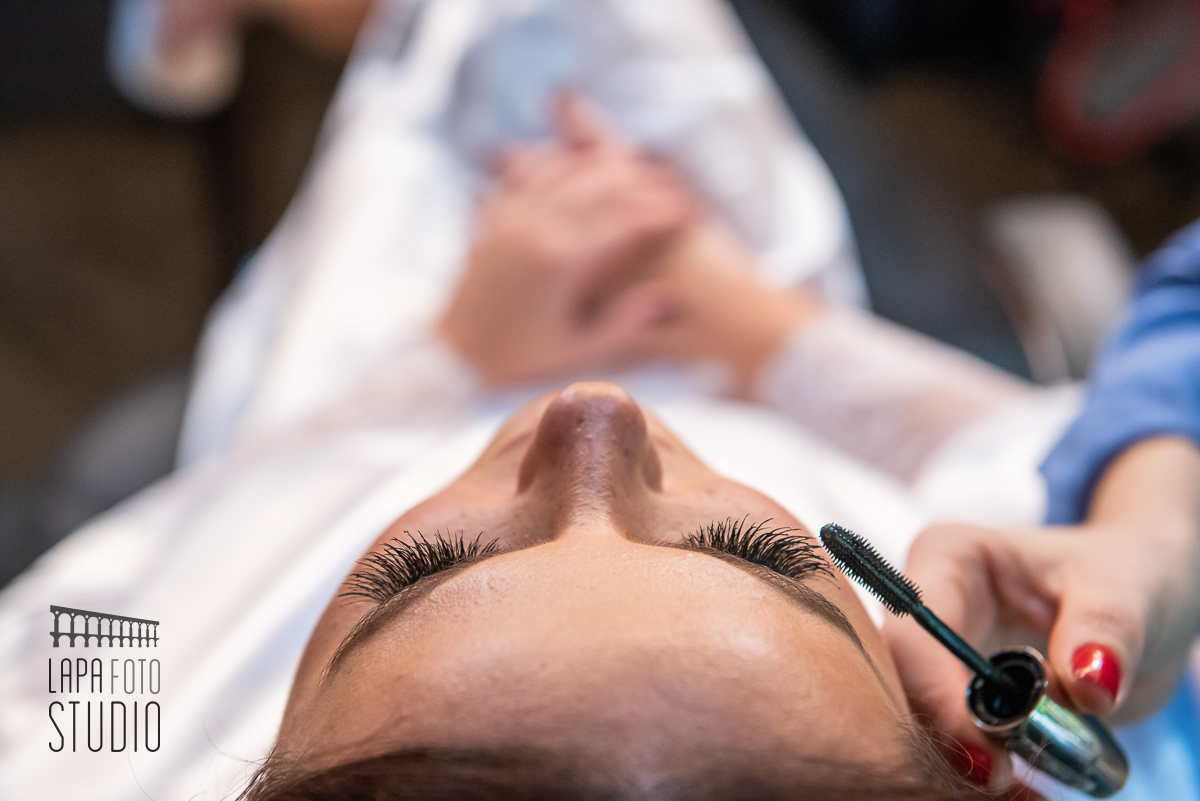 Noiva passando rímel no making of no sitio meio do mato