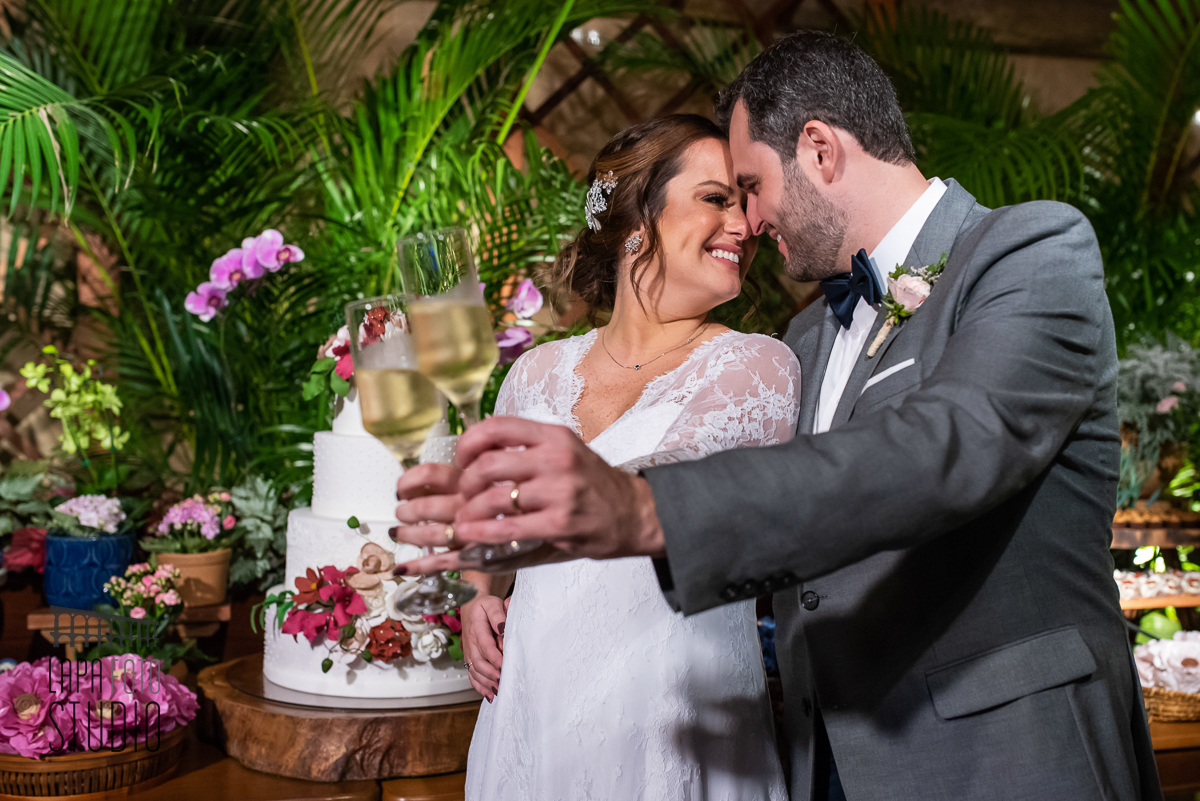 Brinde dos noivos na mesa do bolo do Casal Garcia no Sitio Meio do Mato