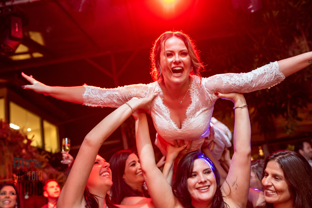 Madrinha levantam a noiva durante festa de casamento no Meio do Mato Eventos