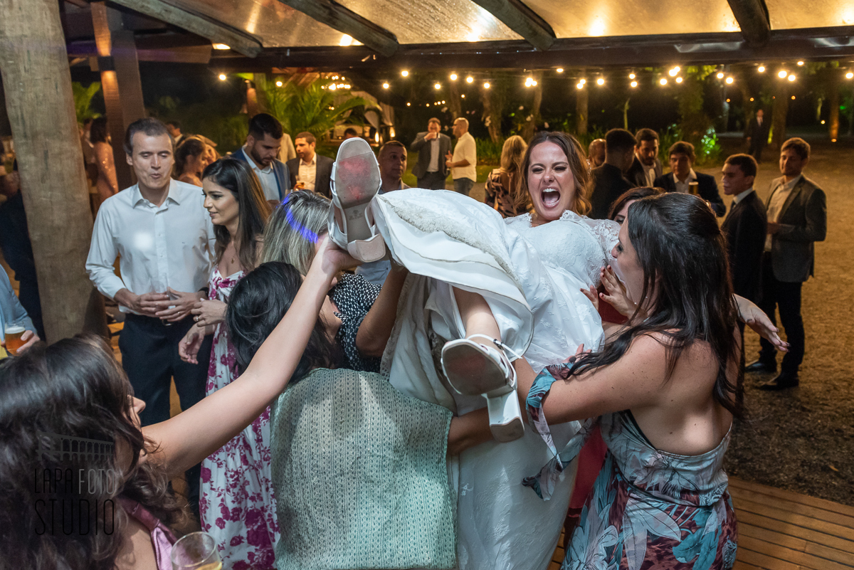 Madrinha jogam a noiva para o alto durante festa de casamento no Meio do Mato Eventos