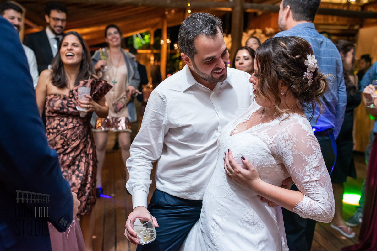 Noivos dançando juntos na festa de casamento no Sitio Meio do Mato