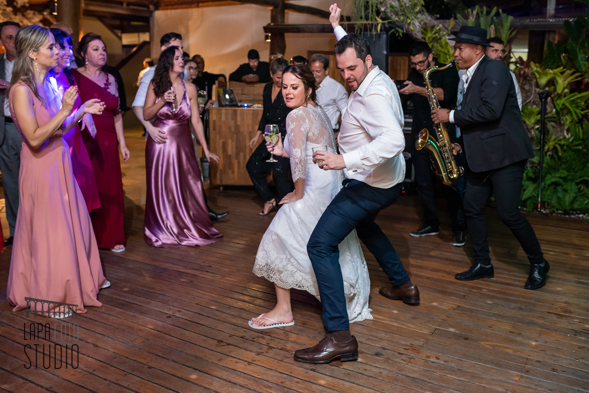 Noivos rebolam juntos até o chão na recepção de casamento no Meio do Mato Eventos