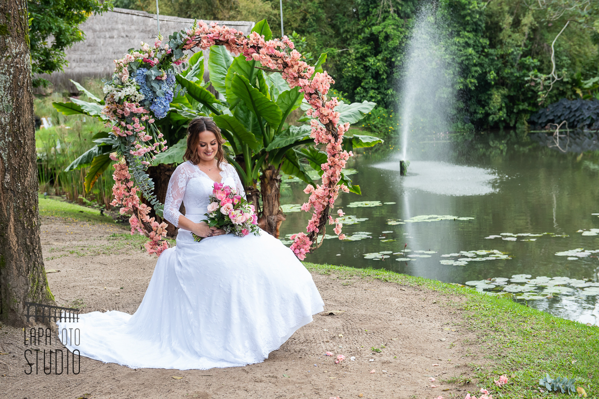 Noiva sentada no tradicional balanço do meio do mato eventos