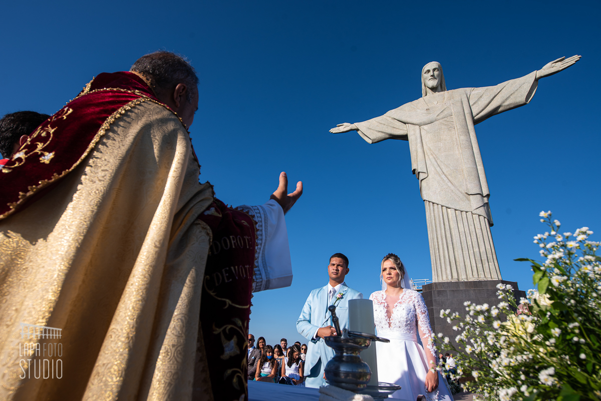 Padre celebrando casamento no Cristo redentor