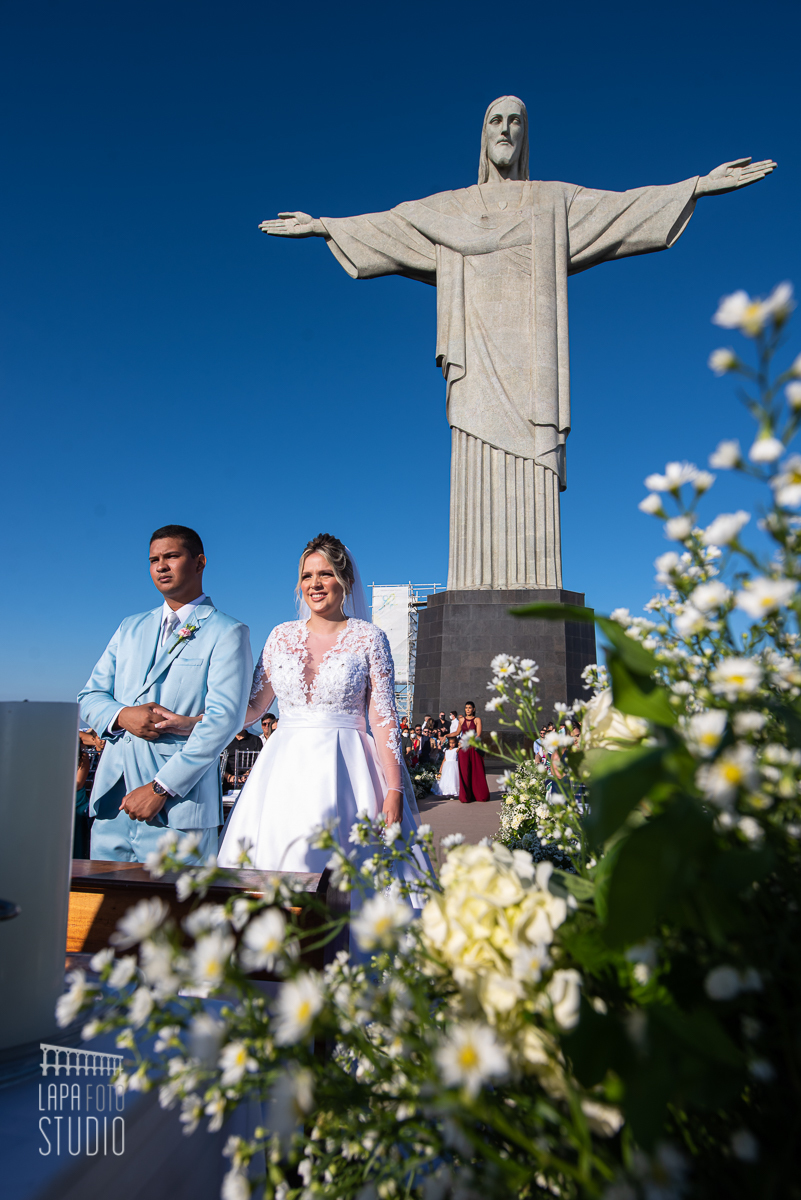 Padre celebrando casamento no Cristo