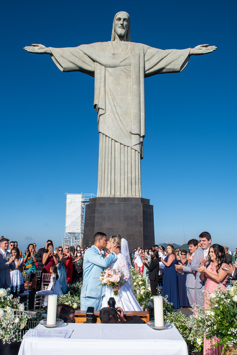 Beijos dos noivos no Cristo Redentor